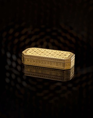 Lot 12 - An 18th century French gold snuff box