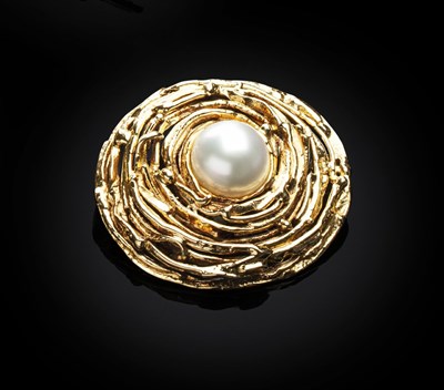 Lot 115 - An 18ct gold and pearl set brooch