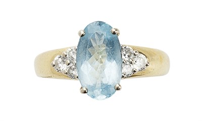 Lot 180 - An aquamarine and diamond set ring