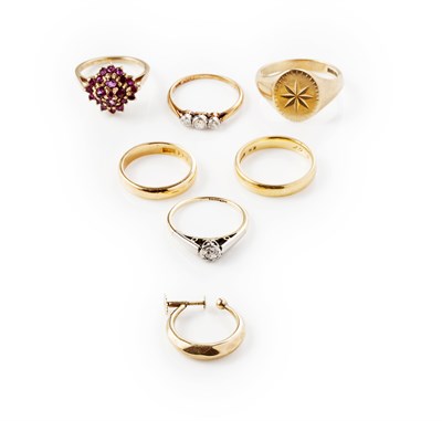 Lot 215 - A collection of rings