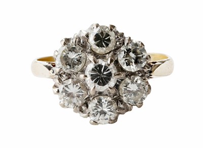Lot 259 - A diamond set cluster ring