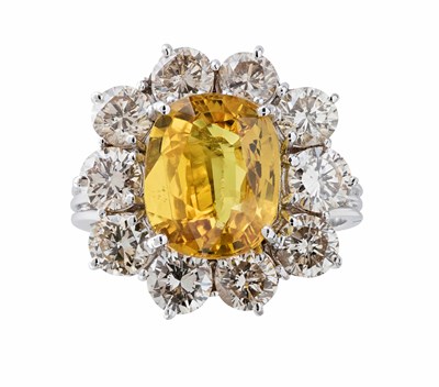 Lot 168 - A yellow sapphire and diamond cluster ring