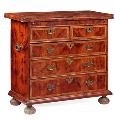 Lot 65 - GEORGE I WALNUT CROSSBANDED BACHELOR'S CHEST OF DRAWERS