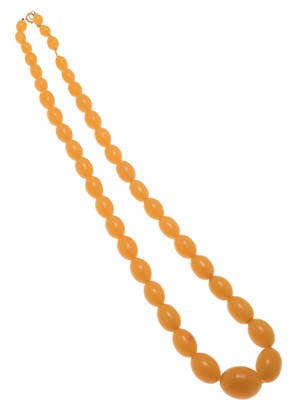 Lot 210 - An amber bead necklace