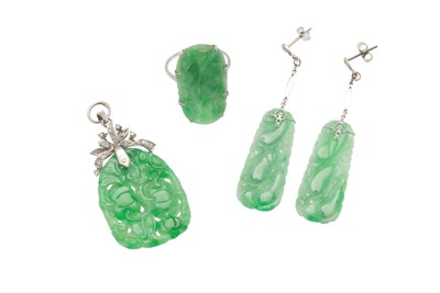 Lot 211 - A part set of jade set jewellery