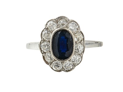 Lot 162 - A sapphire and diamond ring