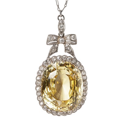 Lot 93 - A yellow sapphire and diamond set cluster pendant