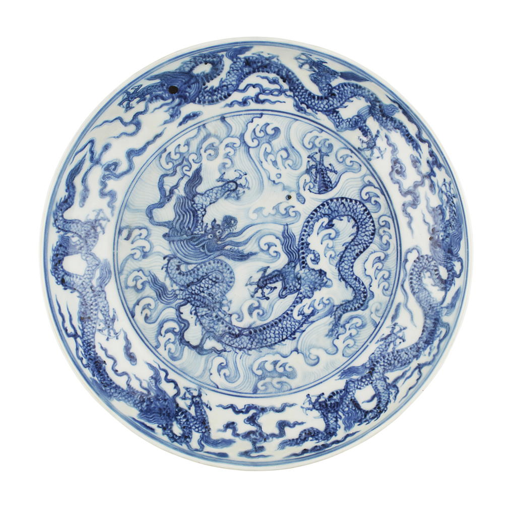 Lot 85 - MAGNIFICENT BLUE AND WHITE 'DRAGON' DISH