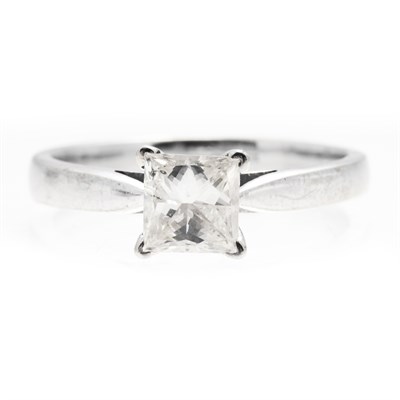 Lot 94 - A single stone diamond ring