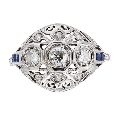 Lot 101 - An early 20th century sapphire and diamond cluster ring