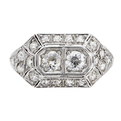 Lot 104 - An early 20th century diamond set ring