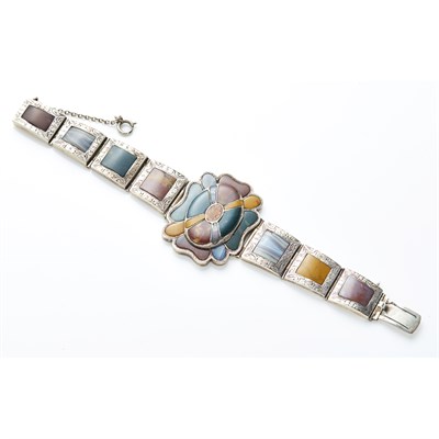 Lot 70 - A Scottish agate set bracelet