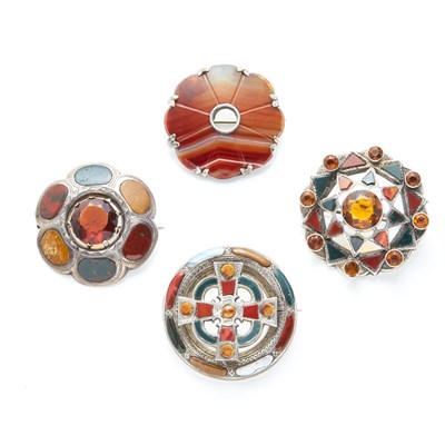 Lot 78 - A collection of agate set brooches