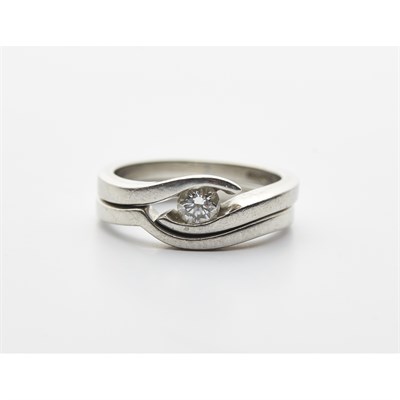 Lot 108 - A contemporary single stone diamond set ring