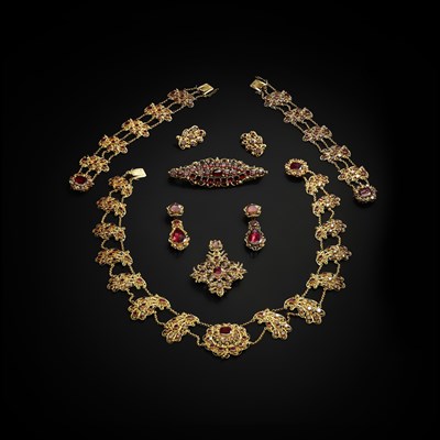 Lot 14 - A late 18th century filigree and garnet set suite