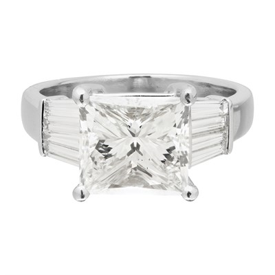 Lot 39 - A single stone diamond ring