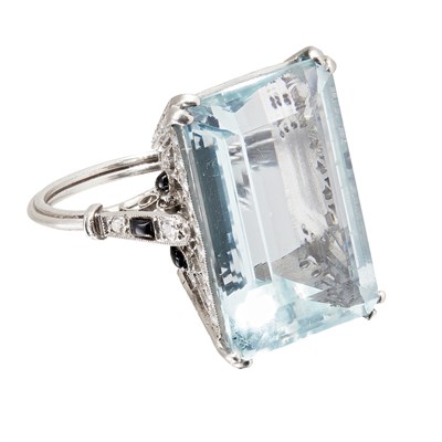 Lot 28 - An Art Deco aquamarine, diamond and onyx set ring