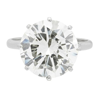 Lot 69 - A single stone diamond ring