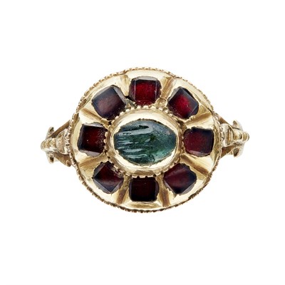 Lot 21 - An emerald and garnet set ring