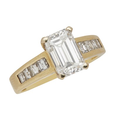 Lot 41 - A diamond set solitaire ring