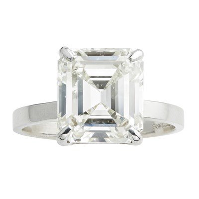 Lot 39 - A single stone diamond set ring