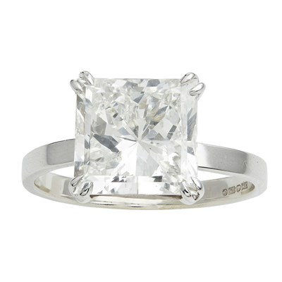 Lot 46 - A single stone diamond set ring