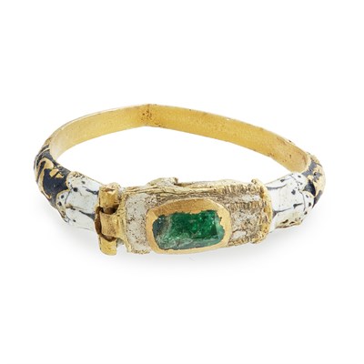 Lot 12 - A 17th century enamel and emerald set fede ring