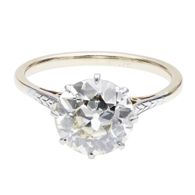 Lot 144 - A single stone diamond ring