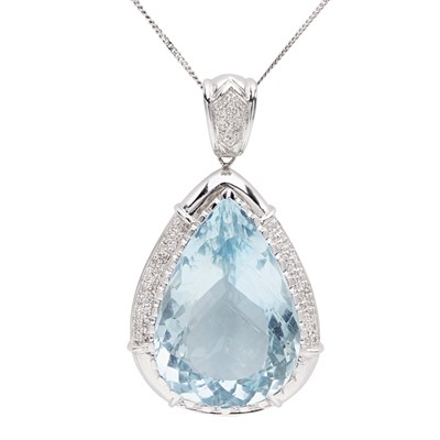 Lot 211 - An aquamarine and diamond set pendant