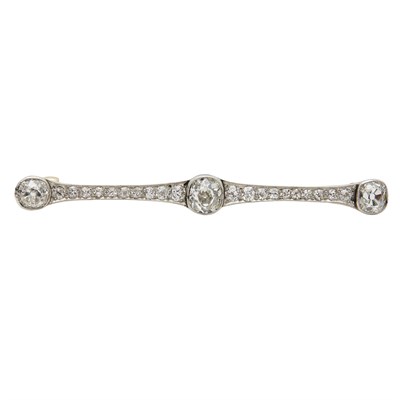 Lot 136 - A diamond set bar brooch