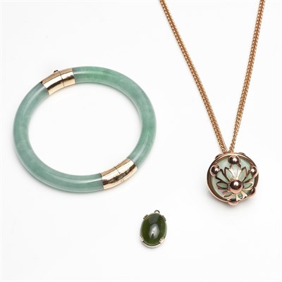 Lot 303 - A collection of jade jewellery