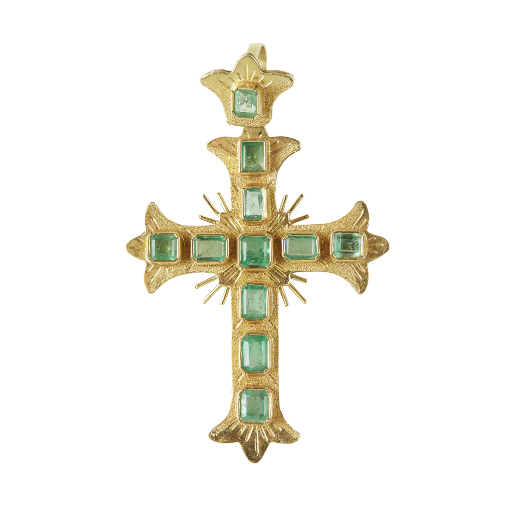 Lot 37 - An emerald set cross