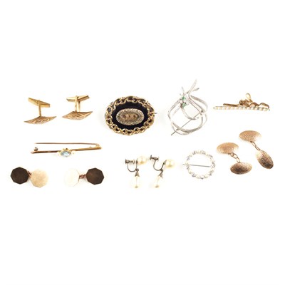 Lot 300 - A collection of jewellery
