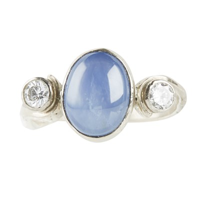 Lot 133 - A star sapphire and diamond set ring