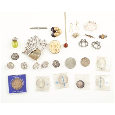 Lot 291 - A multi-gem set enamel brooch