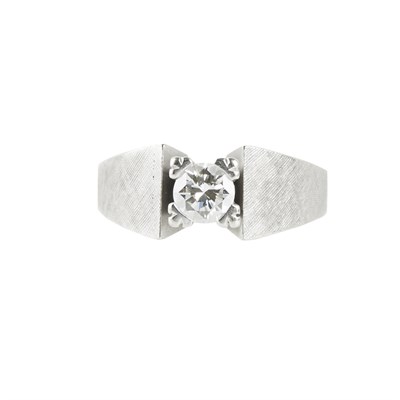 Lot 171 - A 1970s single stone diamond ring