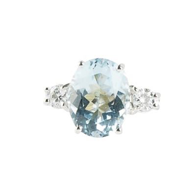 Lot 213 - An aquamarine and diamond set ring