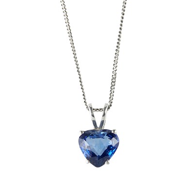 Lot 74 - A heart shaped sapphire set pendant necklace