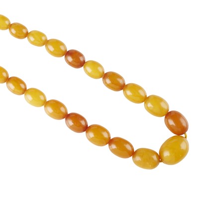 Lot 44 - An amber bead necklace