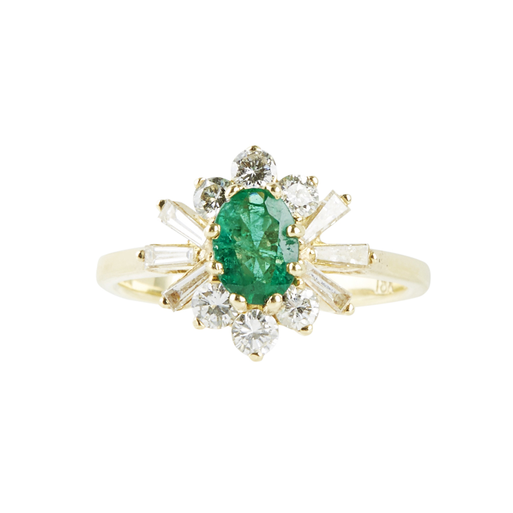 Lot 89 - An emerald and diamond set cluster ring
