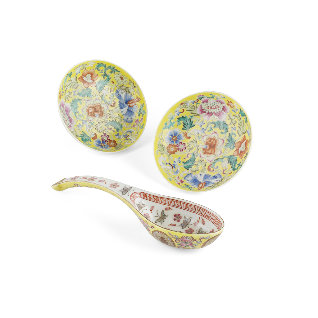 Lot 141 - FAMILLE ROSE YELLOW-GROUND SPOON