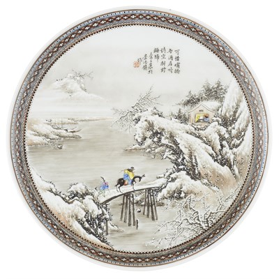 Lot 259 - FOUR GRISAILLE AND FAMILLE ROSE 'WINTER LANDSCAPE' DISHES