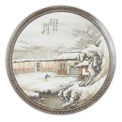 Lot 259 - FOUR GRISAILLE AND FAMILLE ROSE 'WINTER LANDSCAPE' DISHES