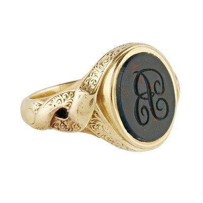 Lot 86 - A gentleman's agate set signet ring