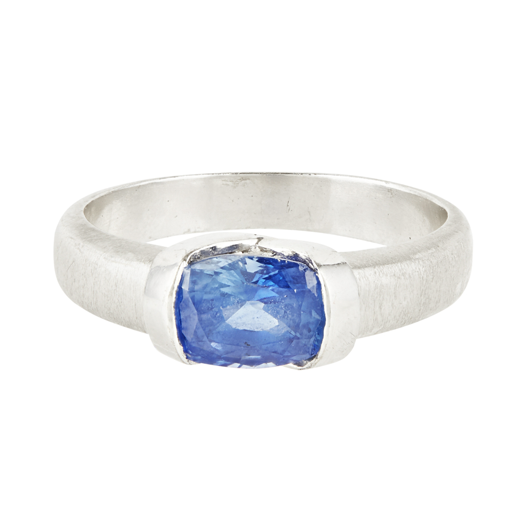 Lot 138 - A sapphire ring