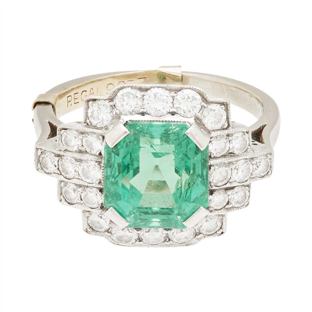 Lot 119 - An Art Deco emerald and diamond set ring