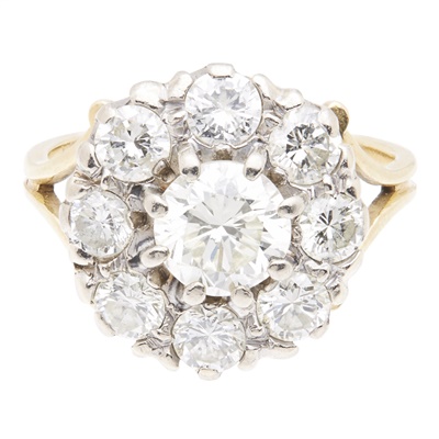 Lot 39 - A diamond cluster ring