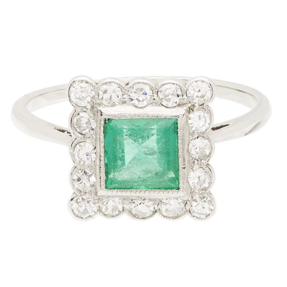 Lot 117 - An emerald and diamond set cluster ring