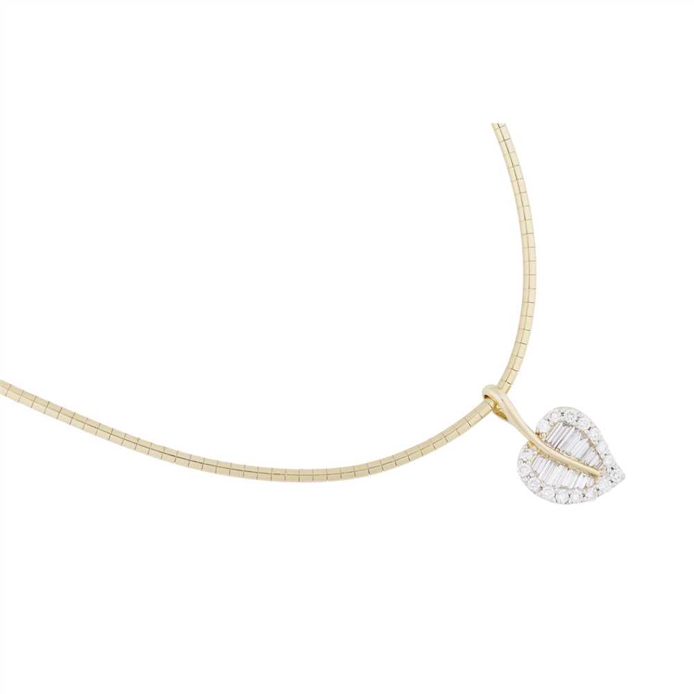 Lot 111 - A modern diamond set pendant necklace