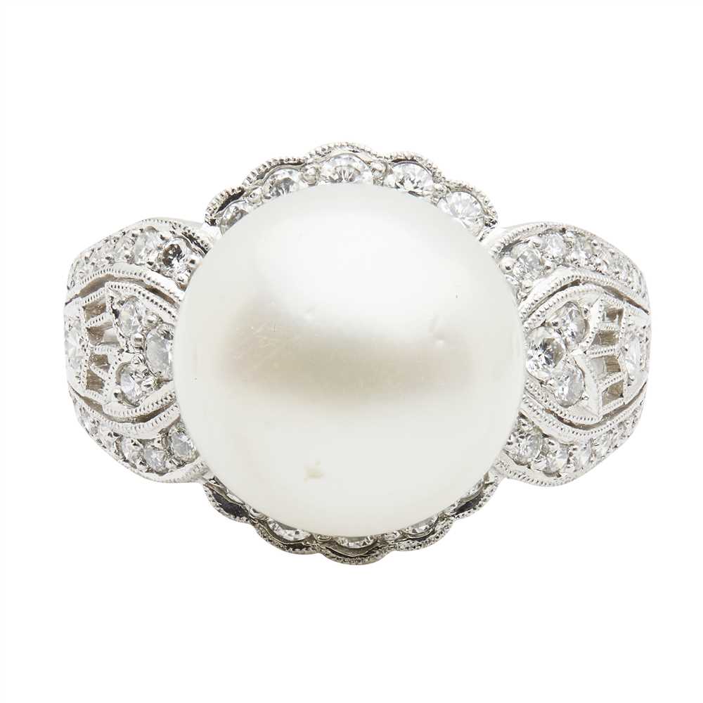 Lot 35 - A South Sea pearl and diamond cocktail ring